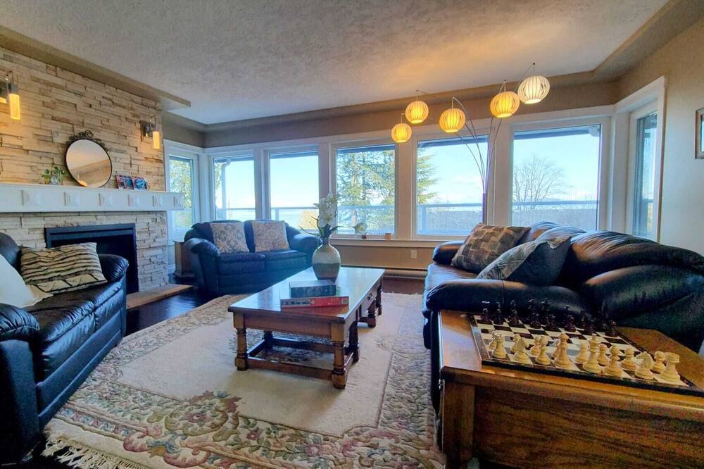 Photo of Livingroom in Cordova Bay