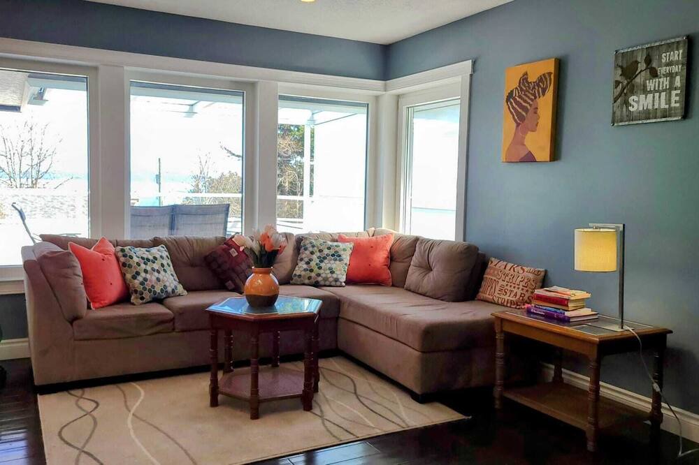 Photo of Livingroom in Cordova Bay