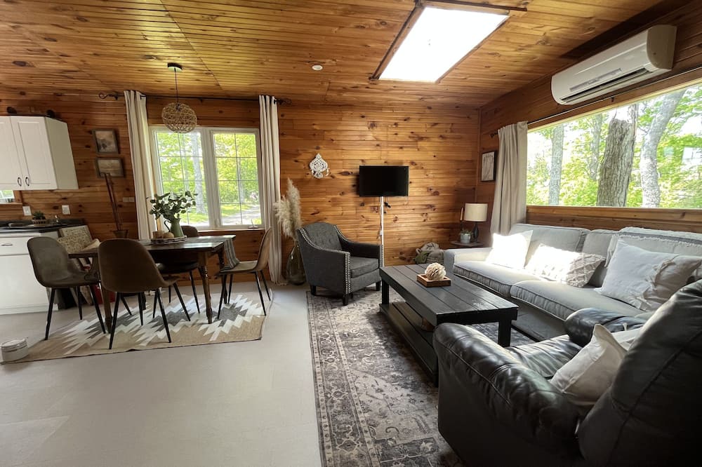 Photo of Livingroom in Miltonvale Park