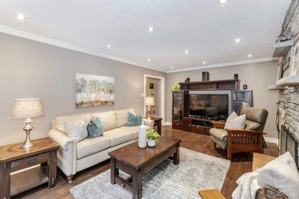 Photo of Livingroom in Caledon