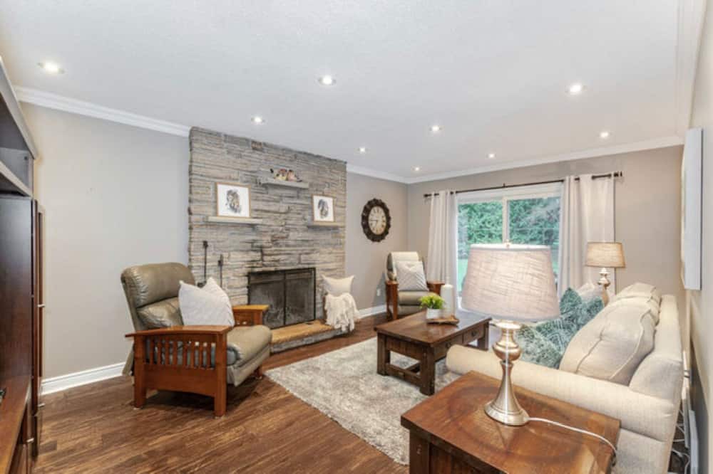 Photo of Livingroom in Caledon