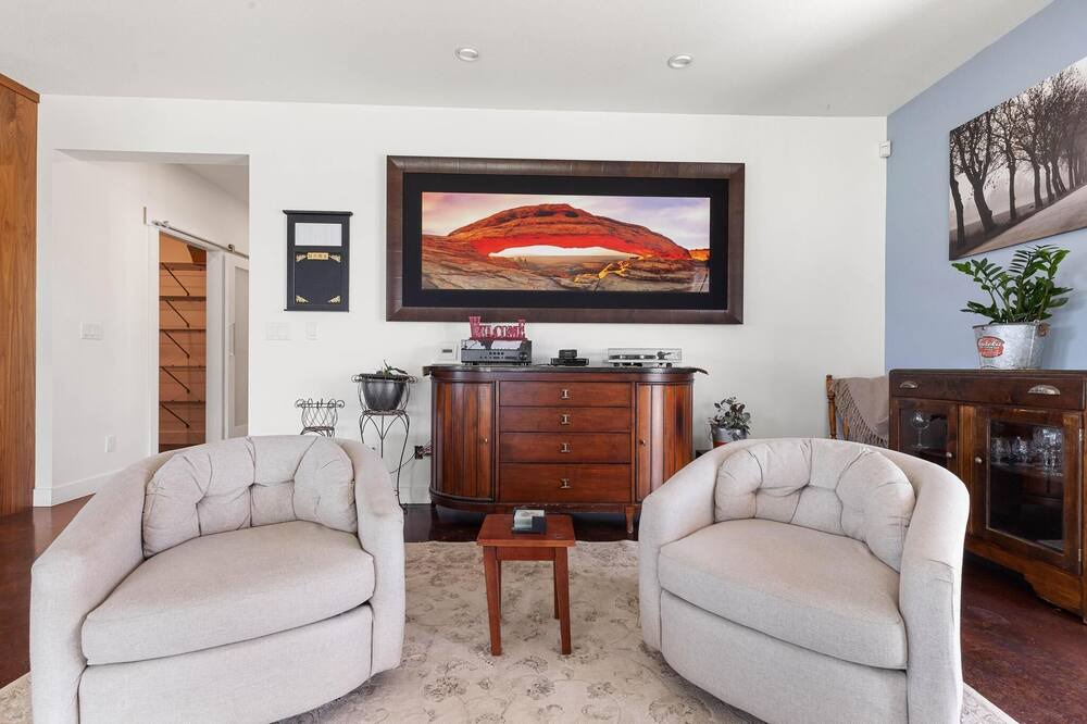 Photo of Livingroom in Vernon