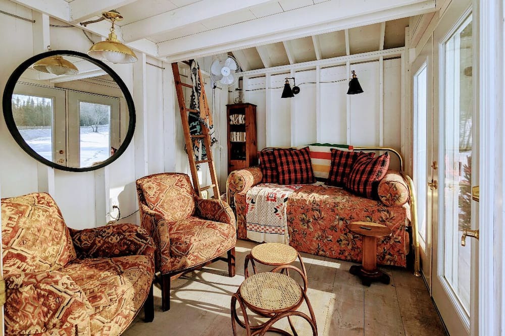 Photo of Livingroom in Utterson