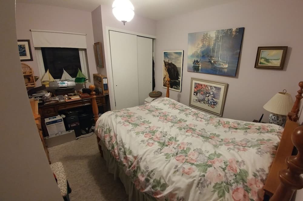 Photo of Bedroom in Saint-Hermenegilde