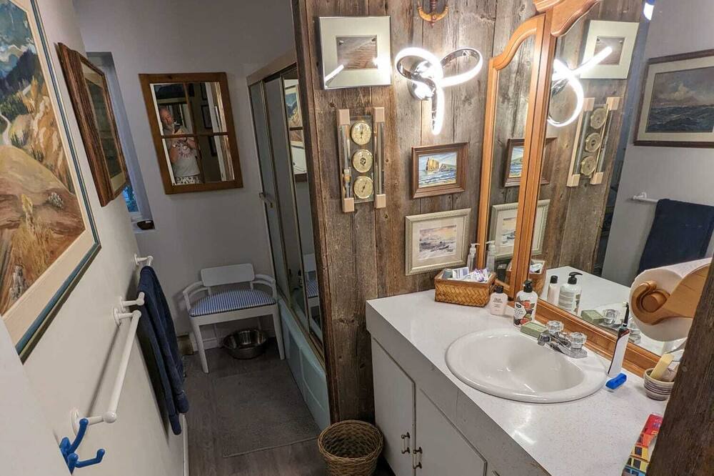 Photo of Bathroom in Saint-Hermenegilde