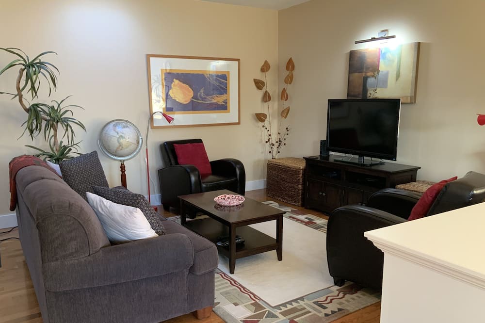 Photo of Livingroom in Saanich East