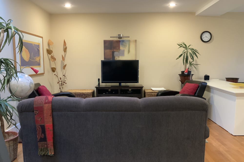 Photo of Livingroom in Saanich East