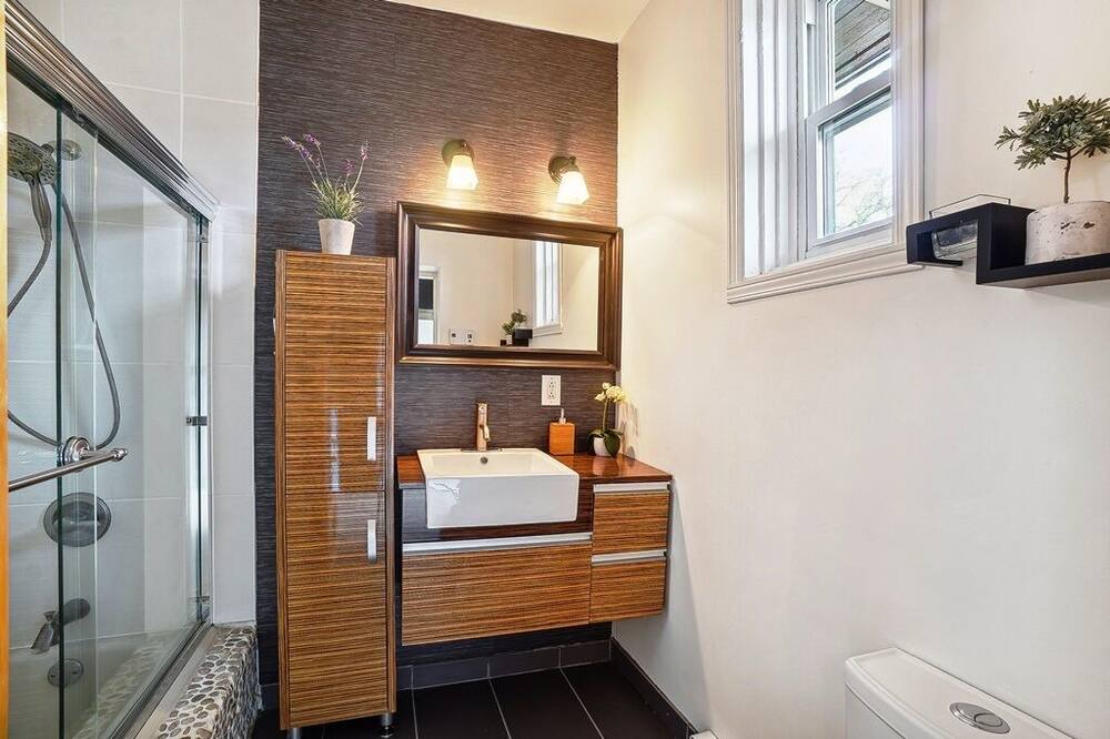 Photo of Bathroom in La Petite-Patrie