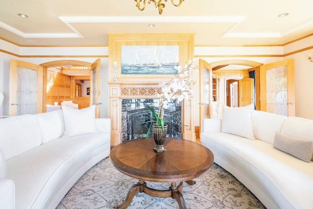 Photo of Livingroom in Saanich East