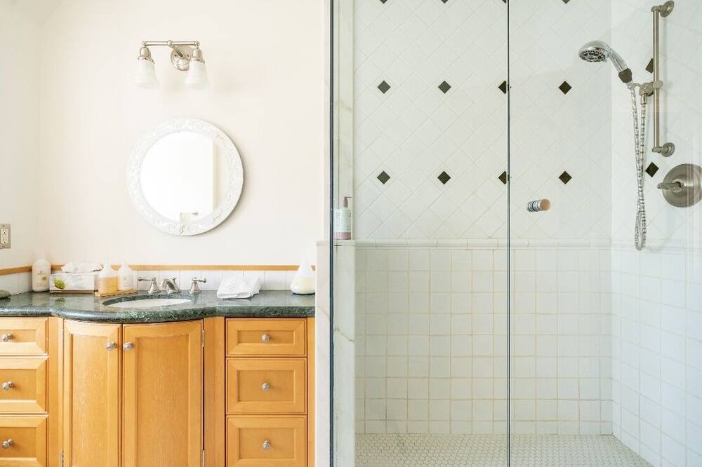 Photo of Bathroom in Saanich East