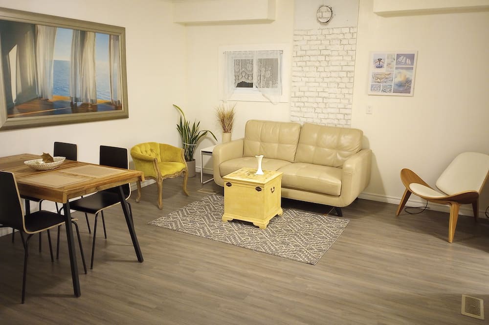 Photo of Livingroom in MacTier