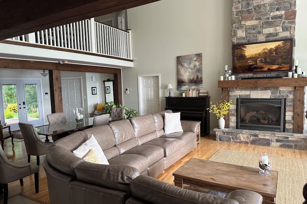Photo of Livingroom in Quinte West