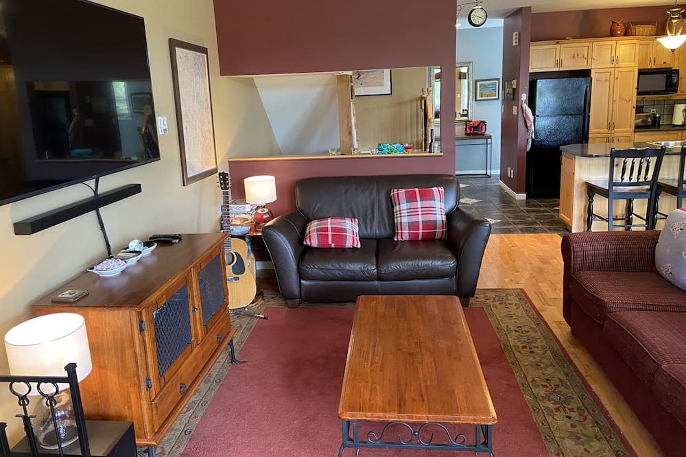 Photo of Livingroom in Owl's Head Ski Resort