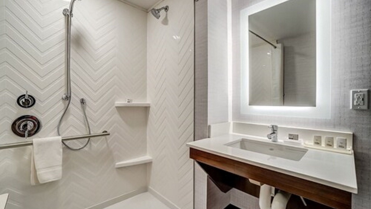 Photo of Bathroom in District Saint - Raymond - Vanier