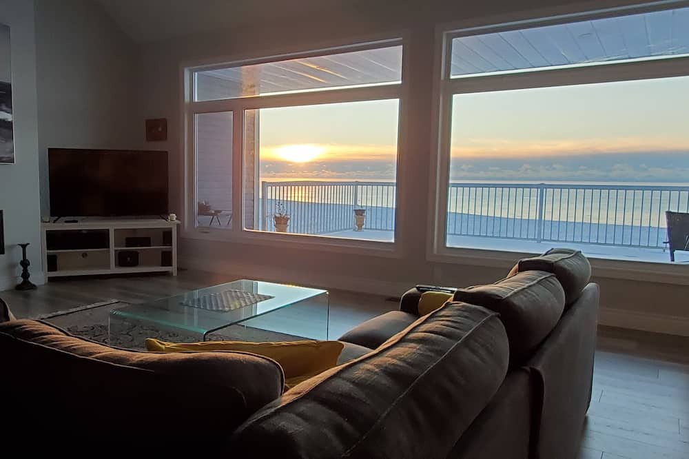 Photo of Livingroom in Colborne