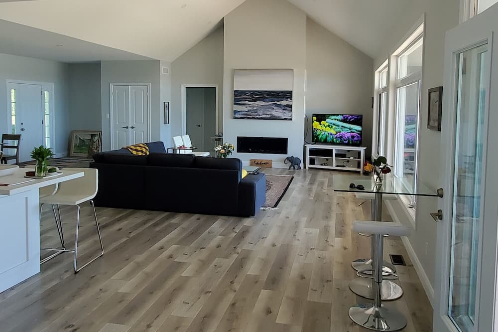 Photo of Livingroom in Colborne