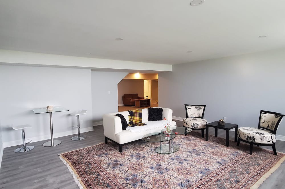 Photo of Livingroom in Colborne