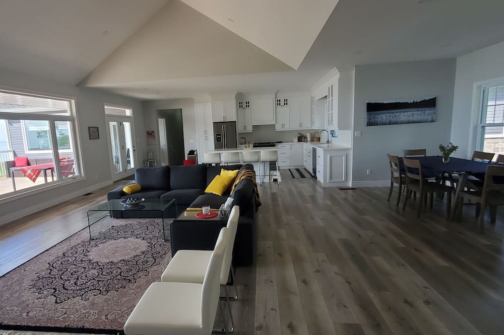 Photo of Livingroom in Colborne