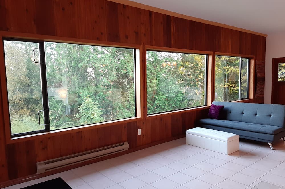 Photo of Livingroom in Metchosin