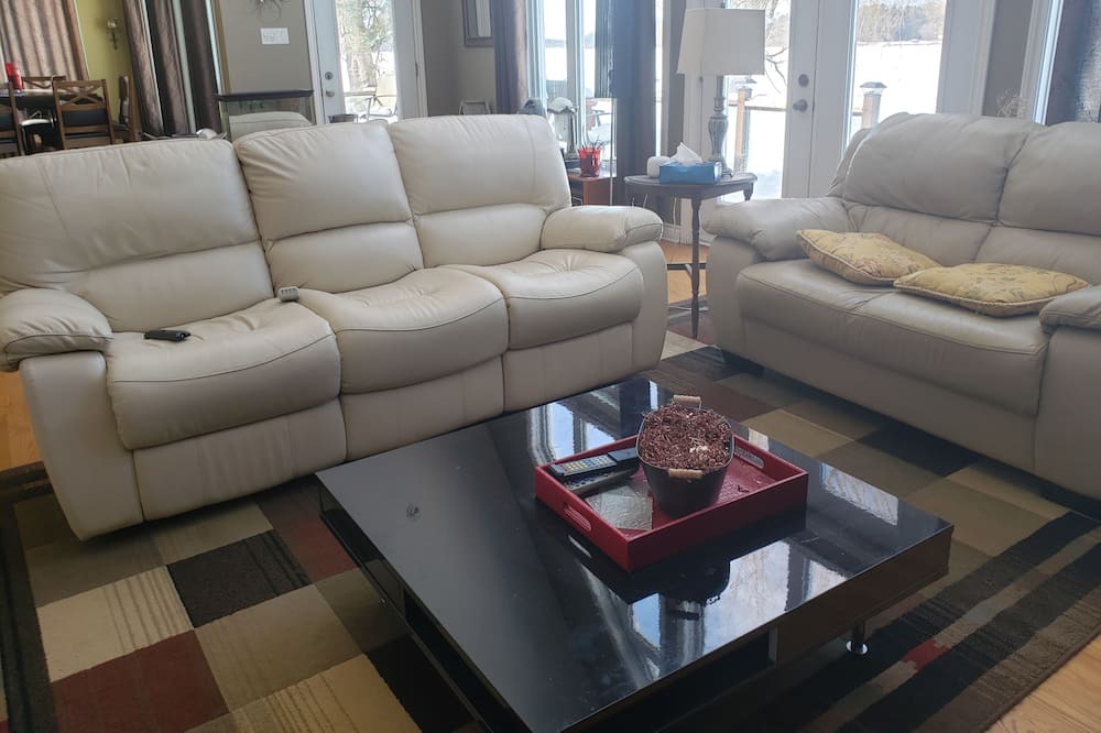 Photo of Livingroom in North Grenville