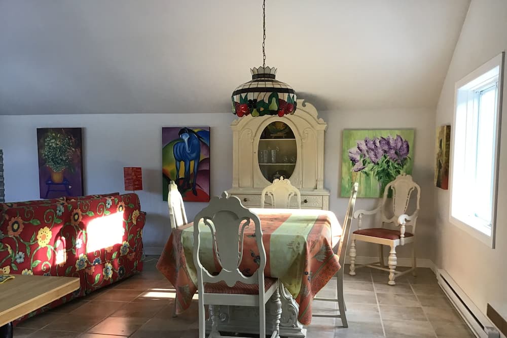 Photo of Livingroom in Val-des-Lacs