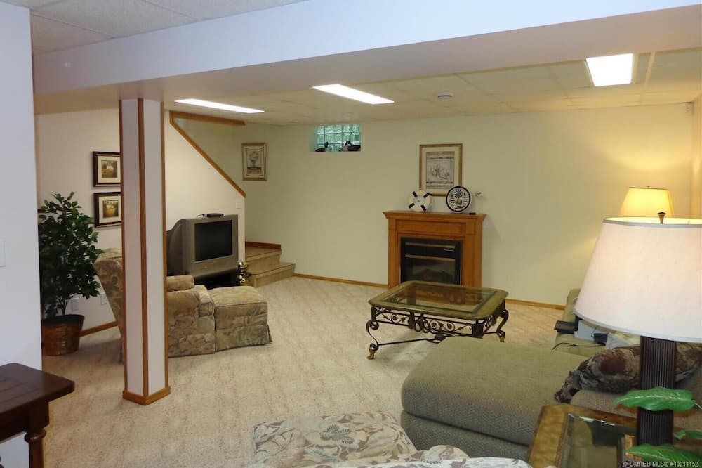 Photo of Livingroom in Swansea Point