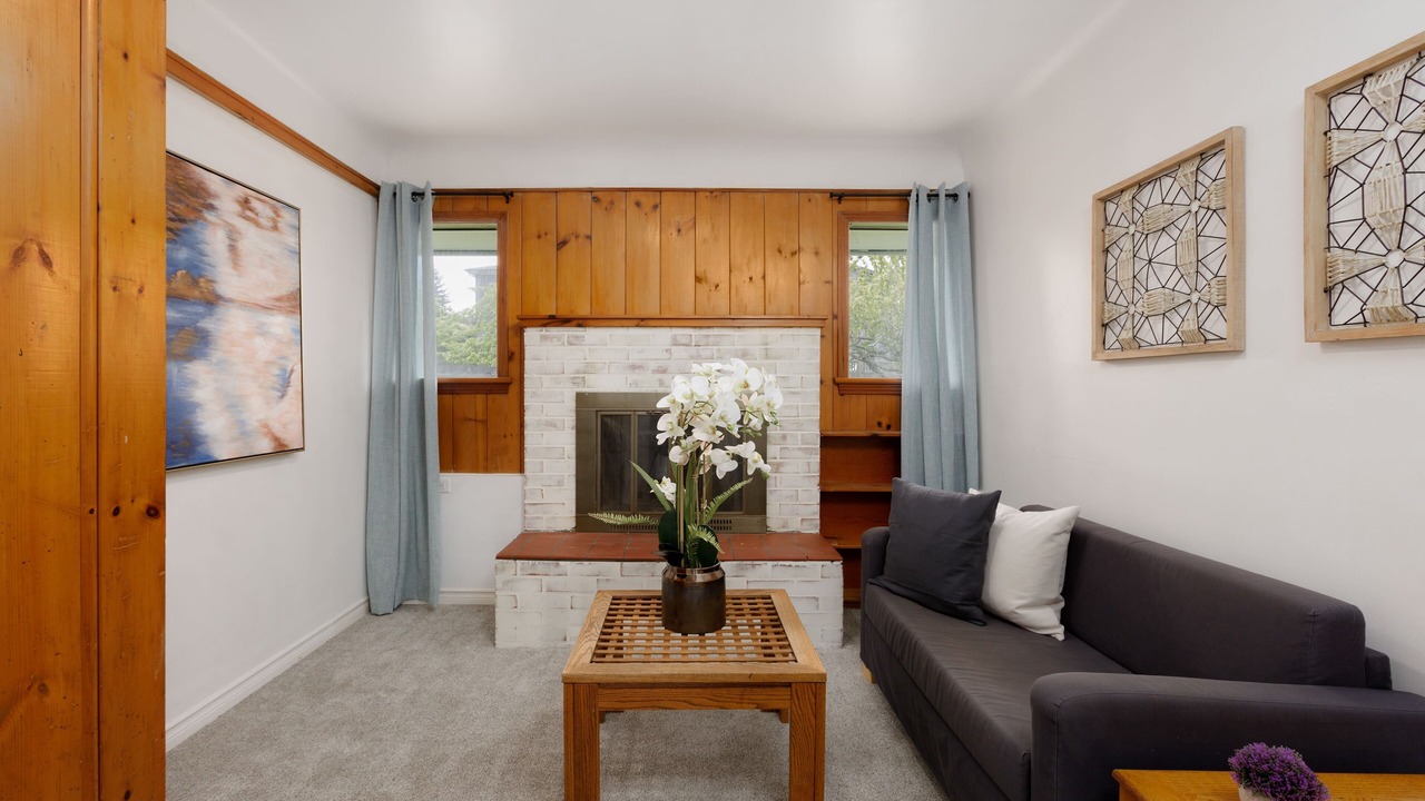 Photo of Livingroom in Departure Bay