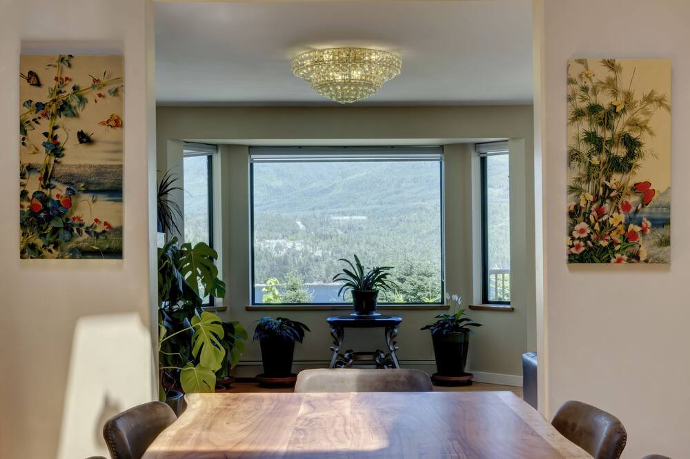 Photo of Livingroom in West Porpoise Bay