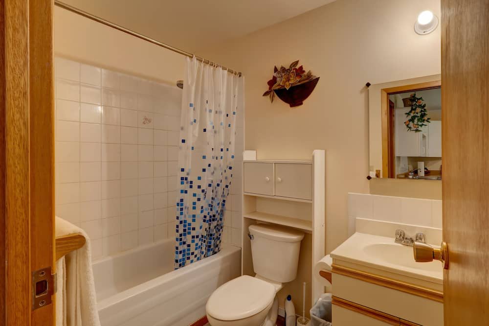 Photo of Bathroom in West Porpoise Bay