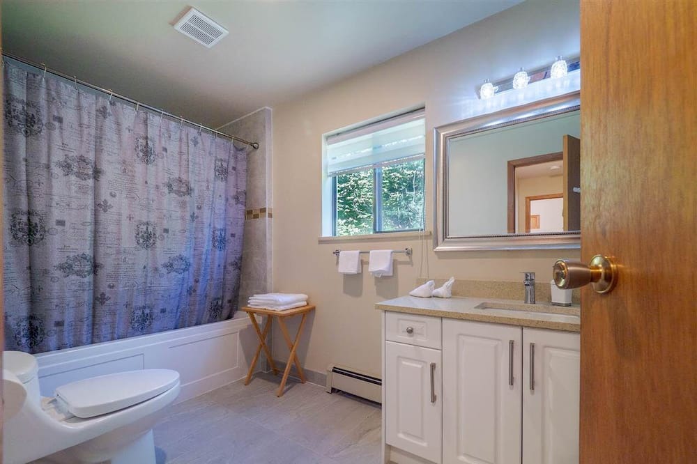 Photo of Bathroom in West Porpoise Bay