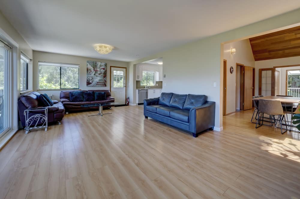 Photo of Livingroom in West Porpoise Bay