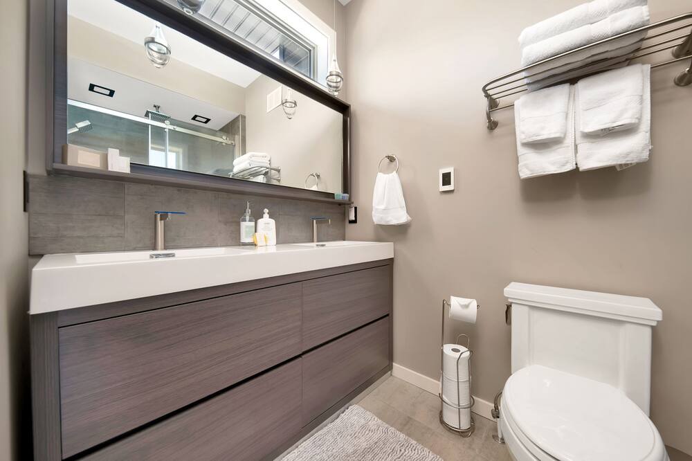Photo of Bathroom in Lester Beach