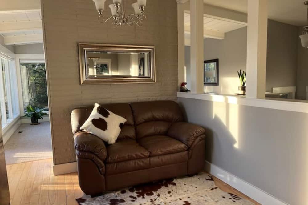 Photo of Livingroom in North Cowichan