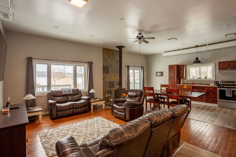Photo of Livingroom in Quinte West