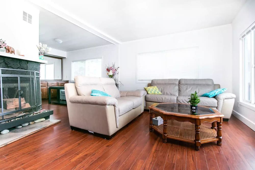 Photo of Livingroom in Union Bay