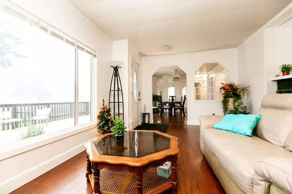 Photo of Livingroom in Union Bay