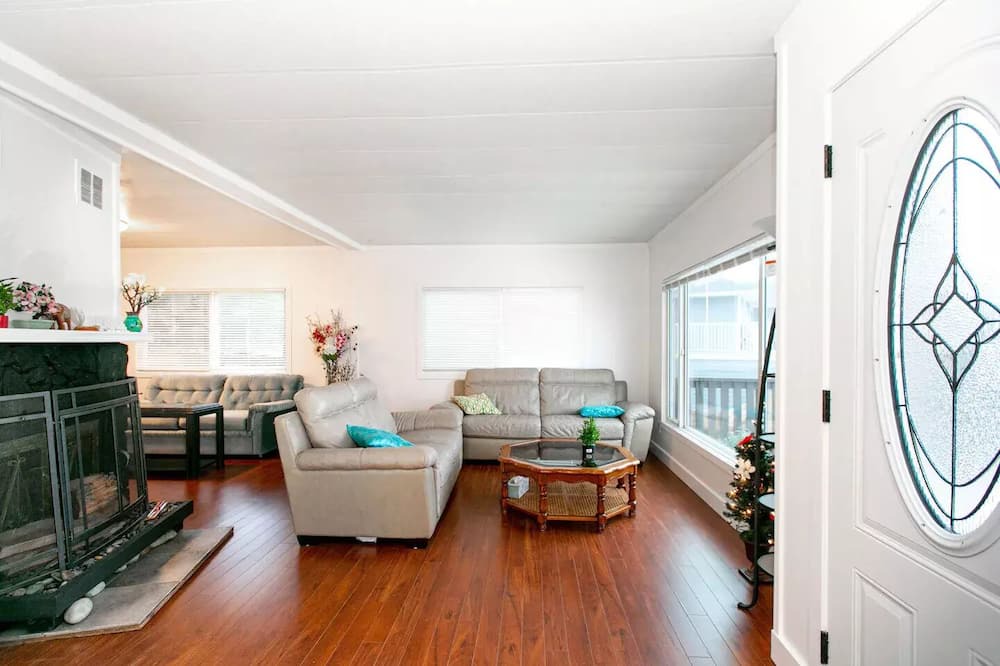 Photo of Livingroom in Union Bay