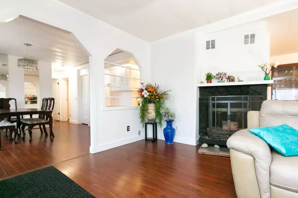 Photo of Livingroom in Union Bay