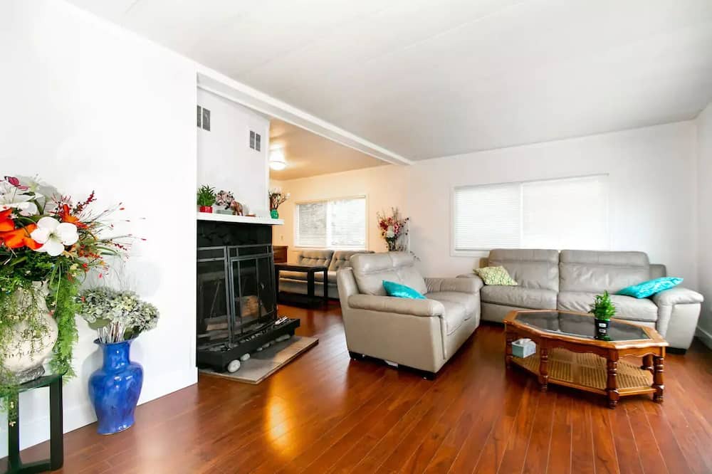 Photo of Livingroom in Union Bay