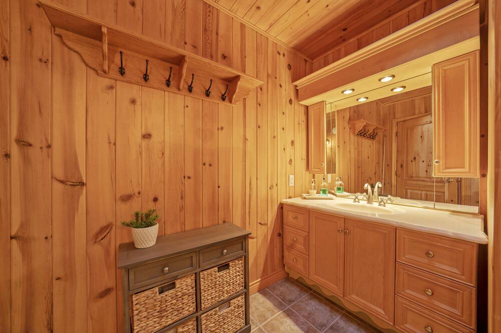Photo of Bathroom in Algonquin Highlands