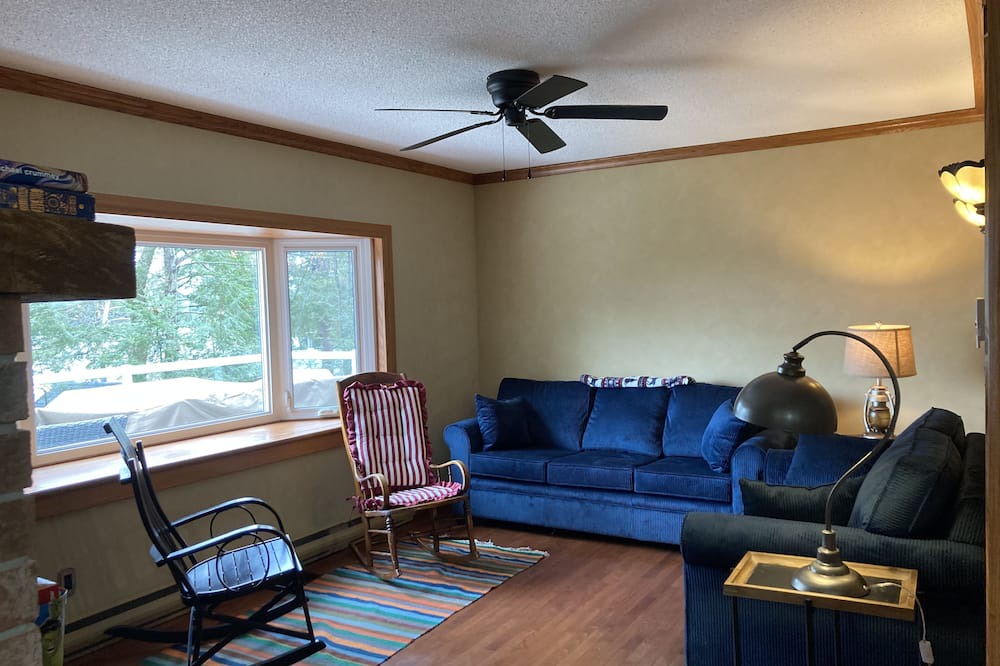 Photo of Livingroom in Dysart et al