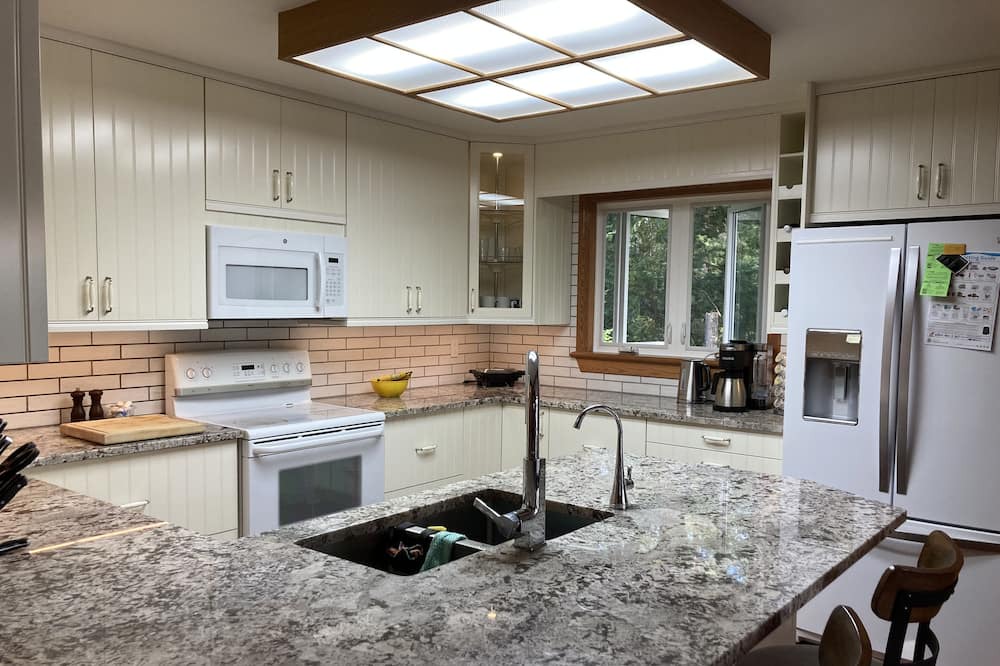 Photo of Kitchen in Dysart et al