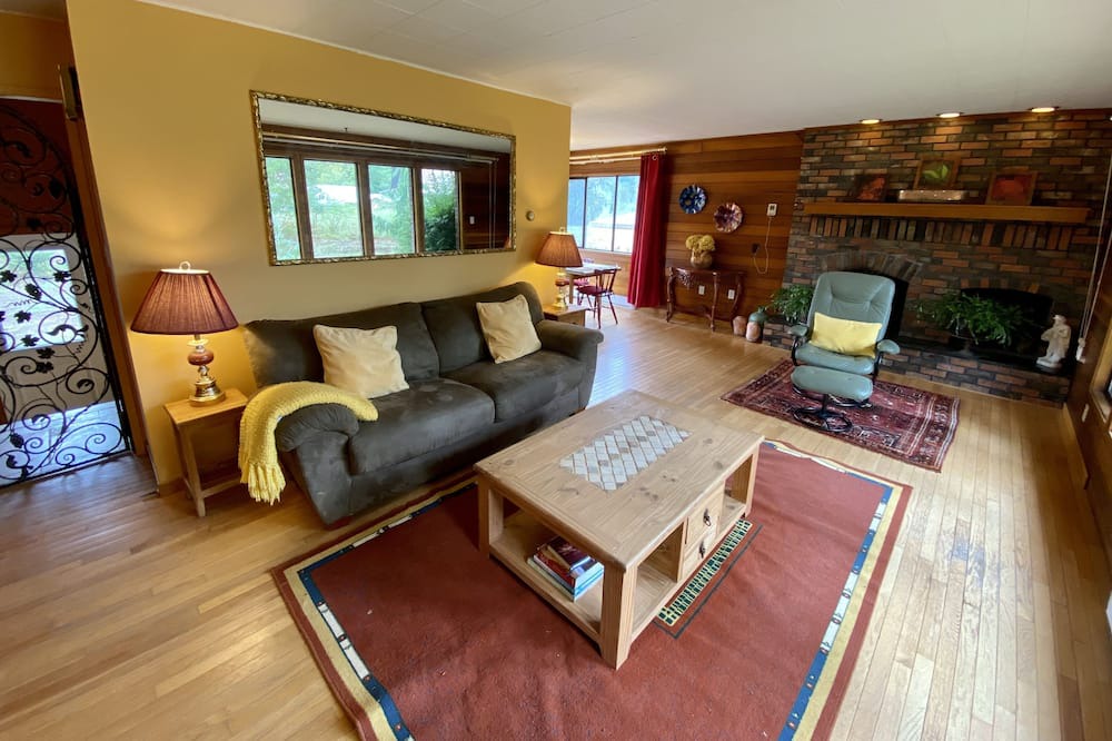 Photo of Livingroom in Port Alberni
