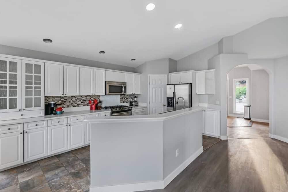 Photo of Kitchen in West Kelowna Estates