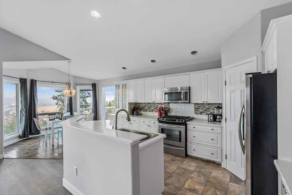 Photo of Kitchen in West Kelowna Estates