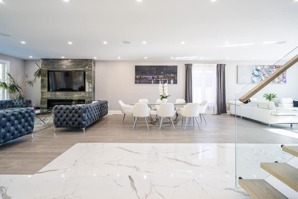 Photo of Livingroom in Humber Bay