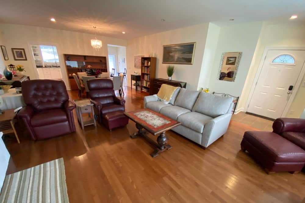 Photo of Livingroom in Surrey