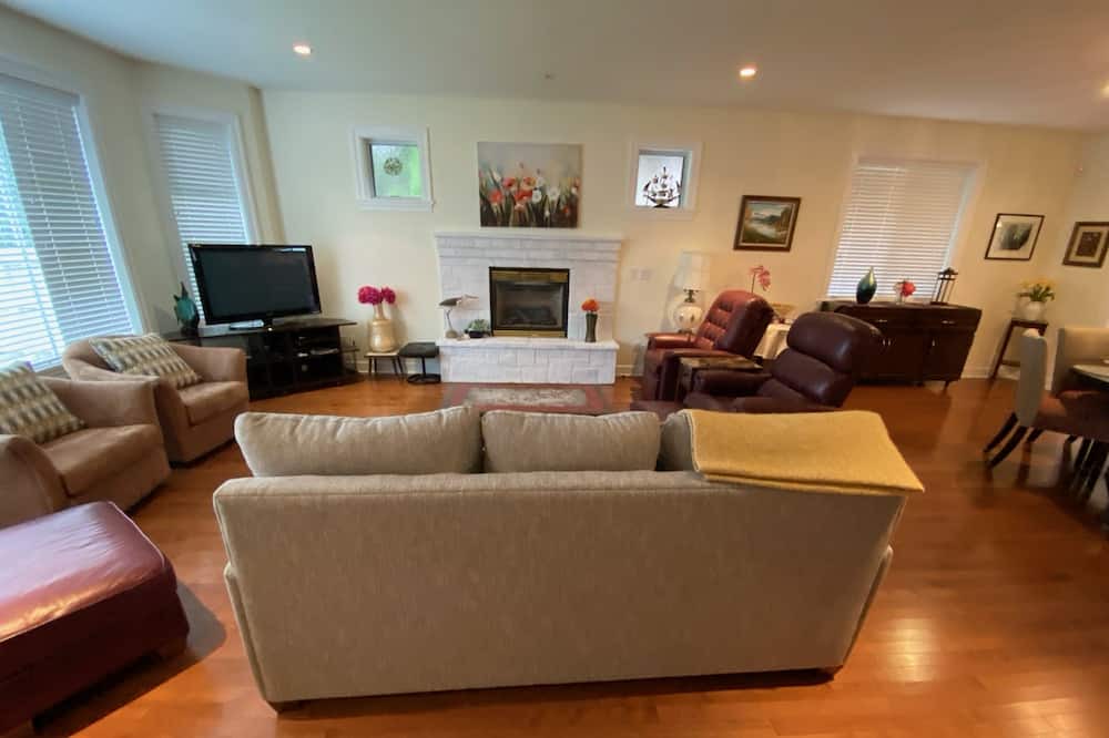 Photo of Livingroom in Surrey