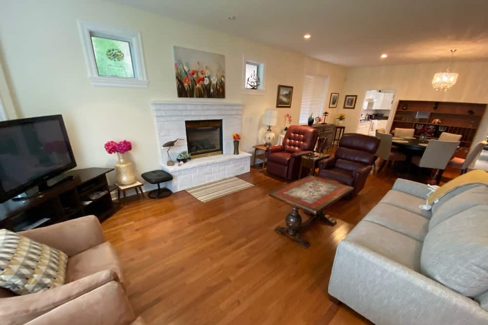 Photo of Livingroom in Surrey
