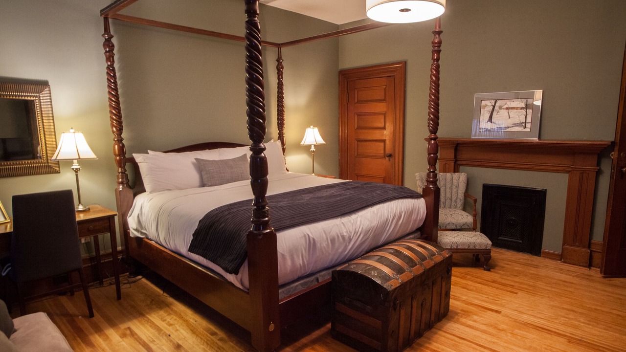 Photo of Bedroom in Queens Square